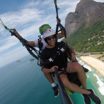 O voo de parapente sobrevoando São Conrado!