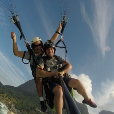 Voo de parapente com o piloto Rodrigo Mangabeira